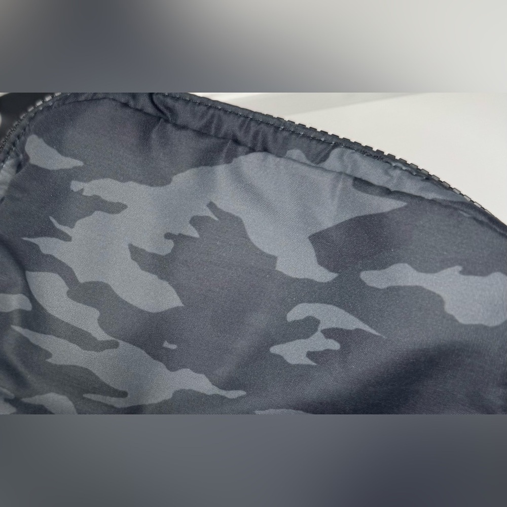 Apana Dark Camouflage see me run Belt Bag - Picture 2 of 5